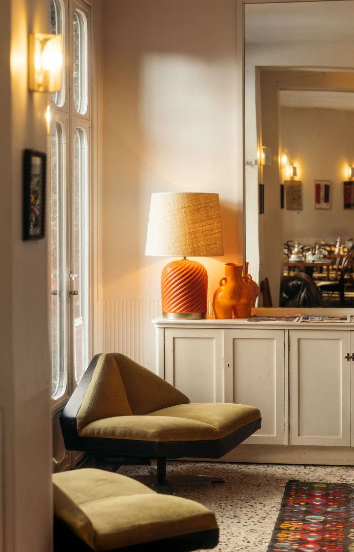 Le lobby de l’hôtel n’en est pas un : il invite ses hôtes à se mettre à l’aise, comme à la maison.