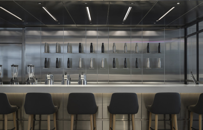 Le « Refuel Bar » propose, dès l’arrivée, de récupérer du voyage avec un smoothie enrichi.