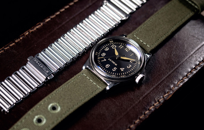 La montre comprend deux bracelets.