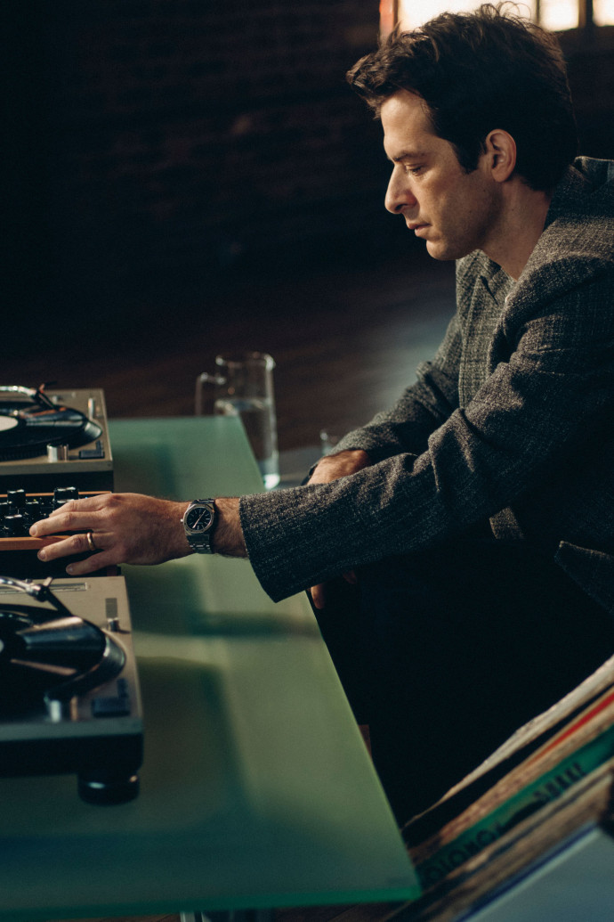 Pour ses 150 ans, la manufacture horlogère suisse a présenté un single, baptisé Suzanne et réalisé en collaboration avec deux de ses ambassadeurs : l’auteur, compositeur, producteur Mark Ronson et la chanteuse Raye, propriétaire de six Brit Awards (2024).