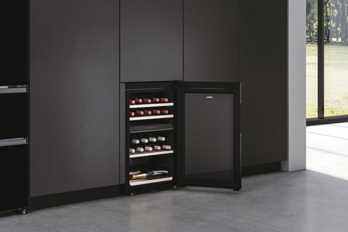 Cave à vin monozone Wine Bank 50 Series 7, 42 bouteilles, Haier, 599 €.