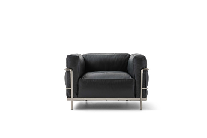 Fauteuil Grand Confort LC3, avec structure en acier tubulaire et coussins en cuir, design Le Corbusier, Charlotte Perriand et Pierre Jeanneret. Cassina sur Silvera.fr, 6 888 €.