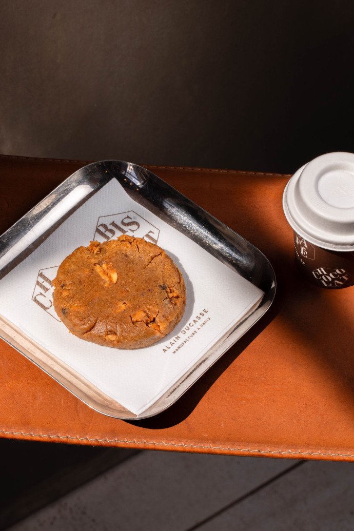 Rue Saint-Sabin, le café à emporter version Ducasse est un cru d’exception accompagné d’un cookie de chef étoilé.