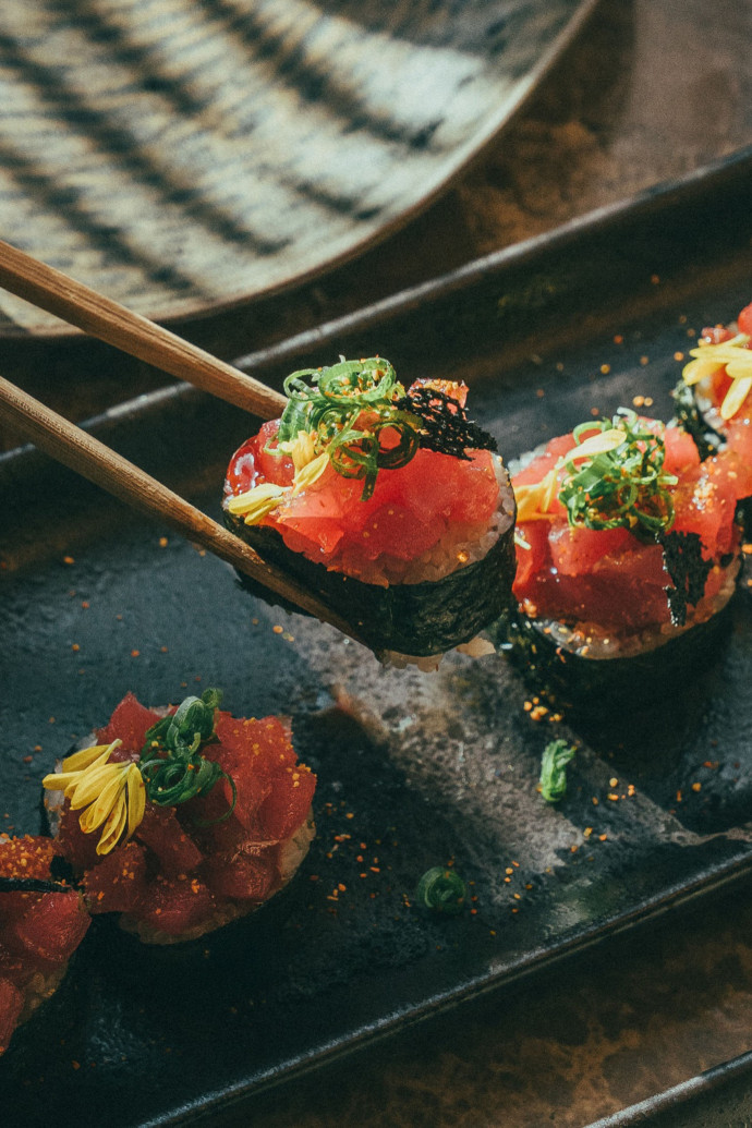Le Spicy Tuna Maki, de Mimi Kakushi, un équilibre délicat de raffinement et d’audace.