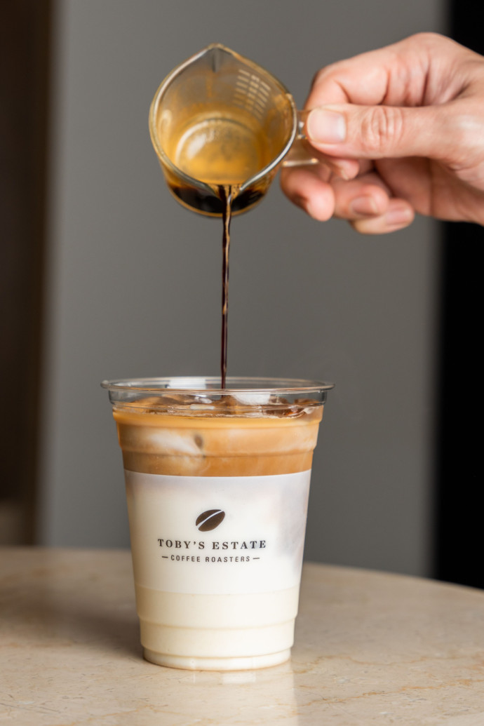 Un café glacé servi à Toby’s, coffee-shop tendance de Jumeirah.