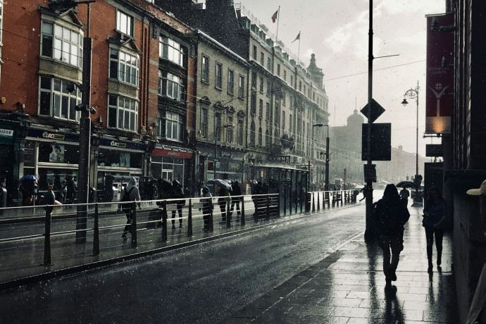 Sur ces terres littéraires par excellence, le tragique de l’histoire va de pair avec un joyeux esprit de résistance et l’insularité se joue des frontières.