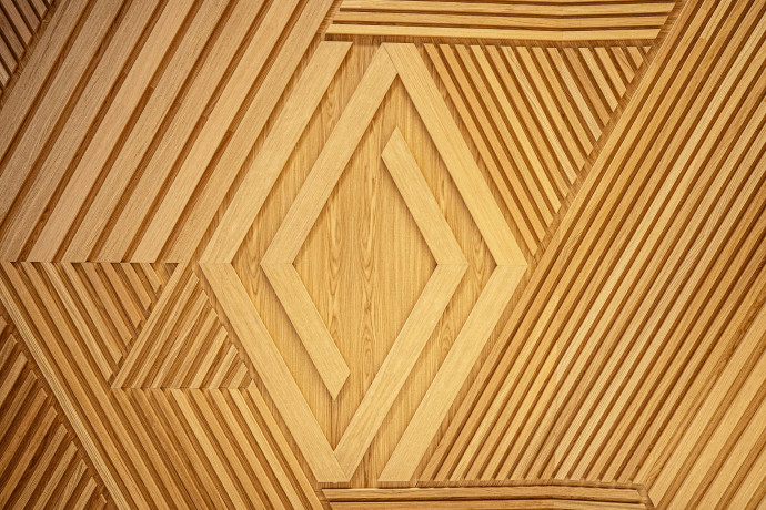 Le logo de Renault incrusté dans le bois de son showroom parisien.