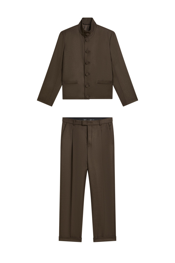Veste courte boutonnée à col officier en drap de laine marron, agnès b, 495 € / Pantalon de costume à pinces en drap de laine marron, agnès b, 345 €.