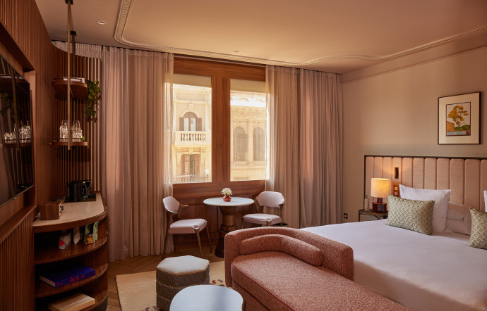 En junior suite, les camaïeux de rose donnent le sentiment d’être comme à la maison.
