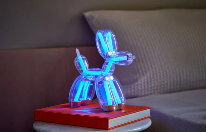 Chaque pièce est gravée de la signature de Jeff Koons sous ses pattes avant et accompagnée d’un certificatd’authenticité.