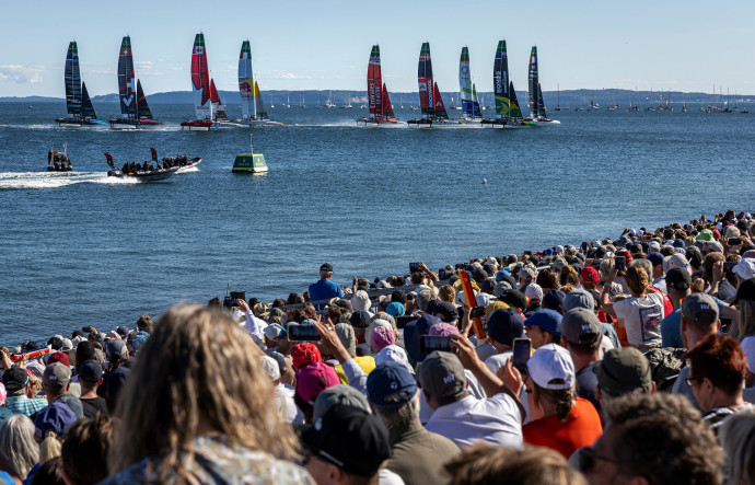 La foule captivée par ces bateaux volants !