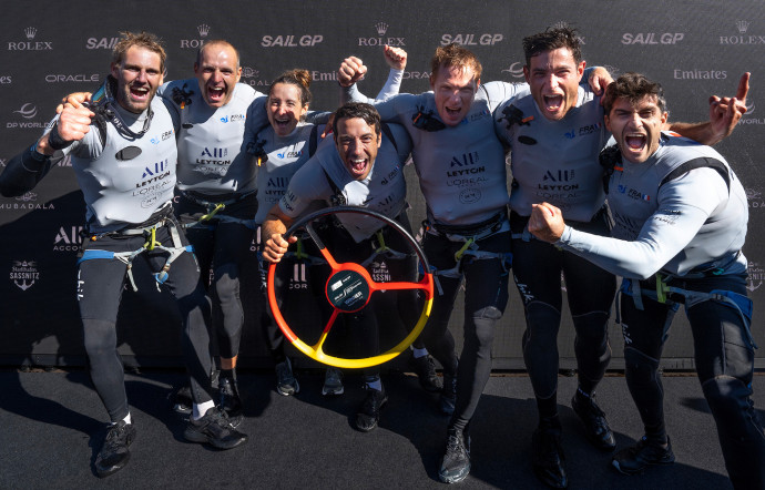 De gauche à droite : Jason Sanders (flight controler), Olivier Herlédant (wincher), Manon Audinet (stratégiste), Quentin Delapierre (pilote), Matthieu Vandame (Winch), Timothé Lapauw (Winch), Kevin Péponnet (régleur d’aile), lors de leur victoire à Sassnitz en Allemagne en août 2025.