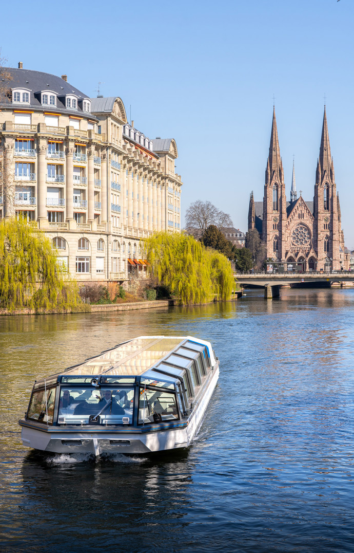 La cathédrale, vue du canal.