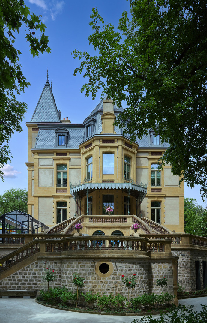 La bâtisse est une œuvre architecturale.