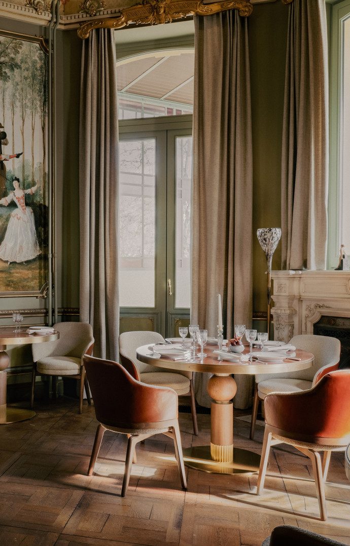 Le salon où se déroulent les dîners invitent un décor néo-bourgeois.