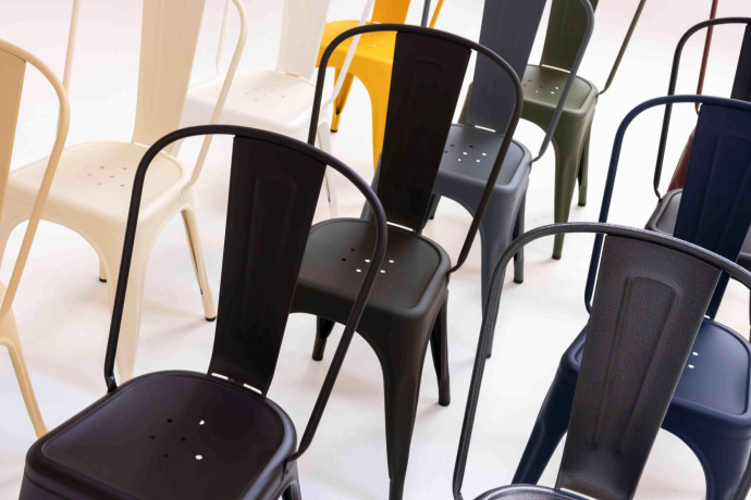 Icône du design industriel, la Chaise A de Tolix garde tout son charme, même depuis sa mise dans le domaine public en 2004.