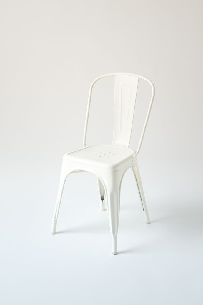 Dès le début des années 2000, la Chaise A s’habille de couleurs plus contemporaines. Ici, un brun rouge mat.