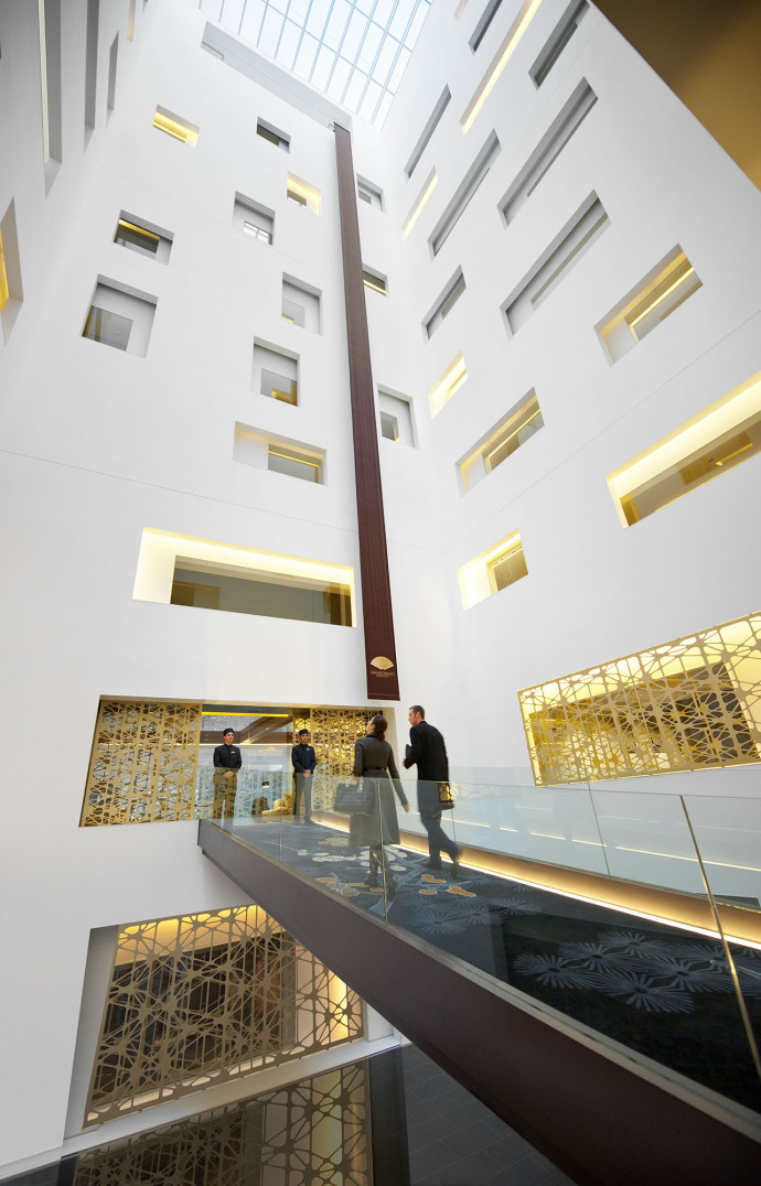 L’arrivée dans le lobby est une scène architecturale.