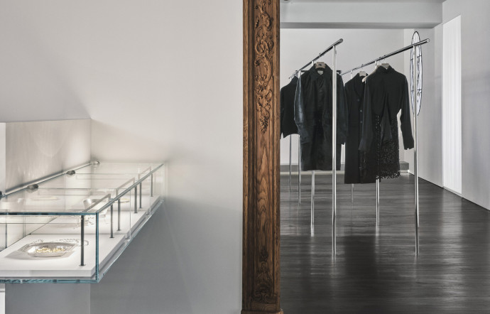 La boutique invite aussi la ligne de bijoux de la marque.