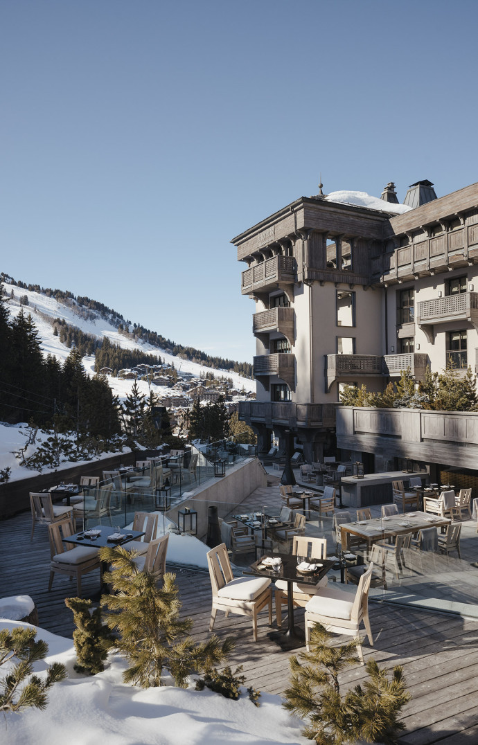 La terrasse permet de déjeuner au soleil.