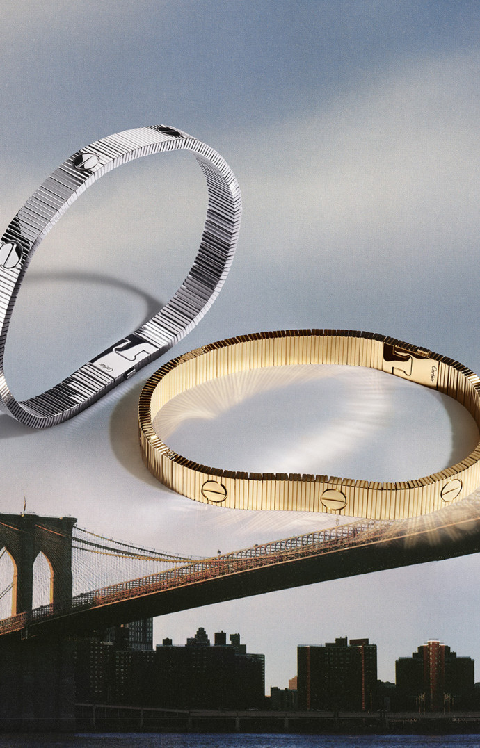 Bracelet LOVE Unlimited, souple. Or gris 10 500 euros. Or jaune 9 750 euros. Cartier.