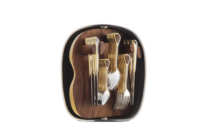 Carrousel, ensemble pour 6 personnes (24 pièces) en métal argenté avec écrin. 3 900 euros. Christofle.