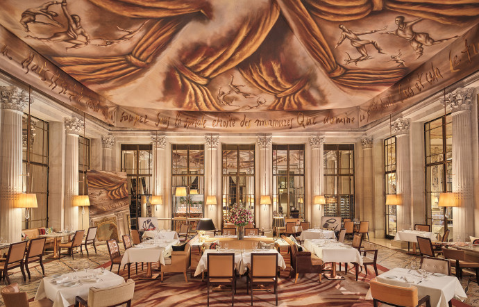 Le Dalí et son décor onirique.