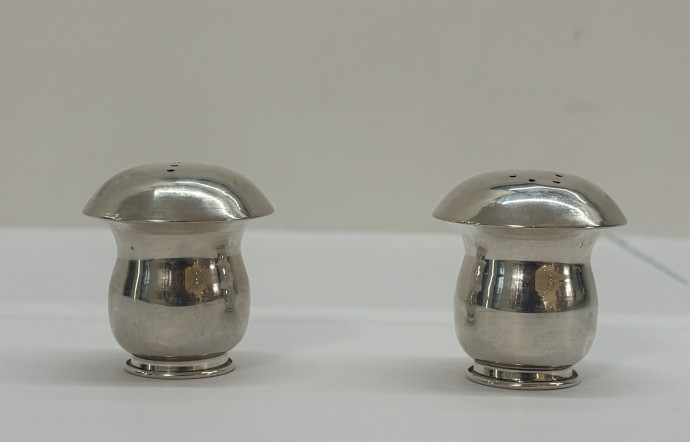 Paire de salière et poivrière en argent. 100 euros. Jean-François Piège x leboncoin.