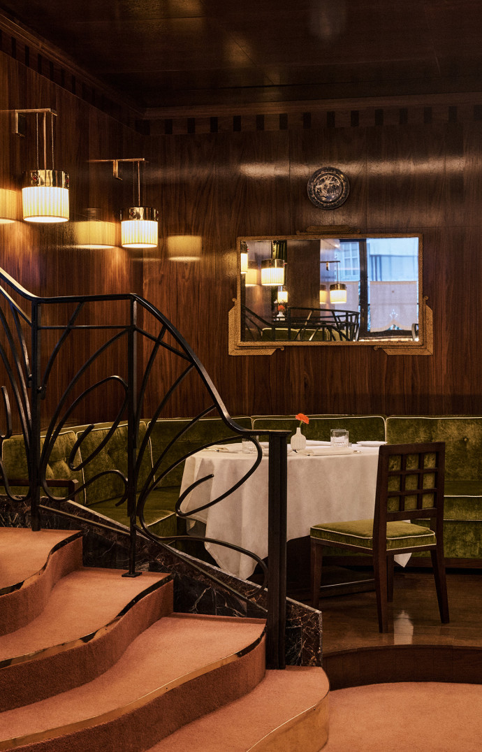 Lumières tamisées et volumes saccadés : ce nouveau restaurant invite autant aux dîners d’affaires qu’aux tablées festives.