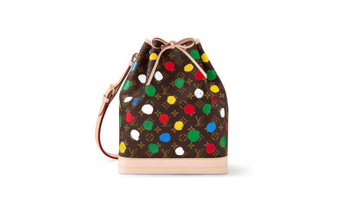 Yayoi Kusama a elle aussi customisé le Monogram, ici sur le sac Noé.