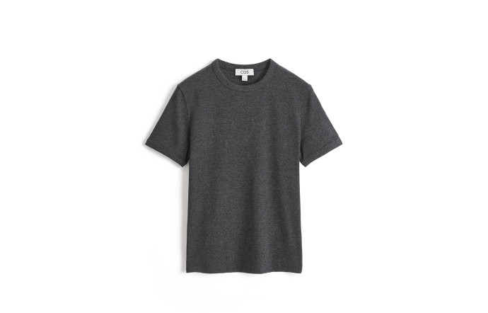 T-shirt slim en colon côtelé, 35 euros. Cos.