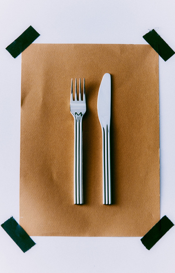 Set de 16 pièces (couteau, fourchette, 2 tailles de cuillères), 200 euros.