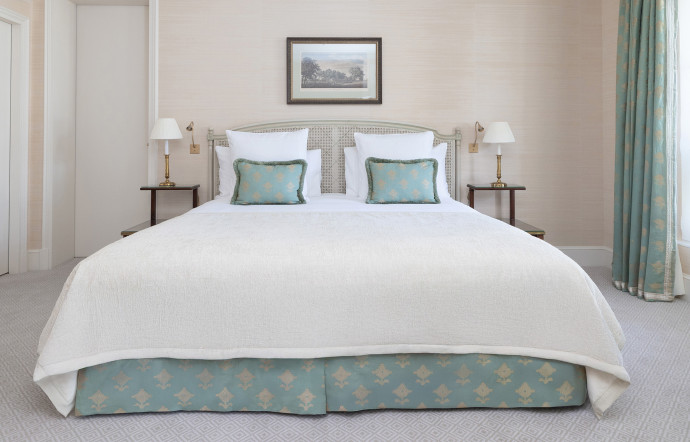 Tout en respectant l&rsquo;histoire centenaire du palace, la Suite Eden propose un décor élégant et facile à vivre.