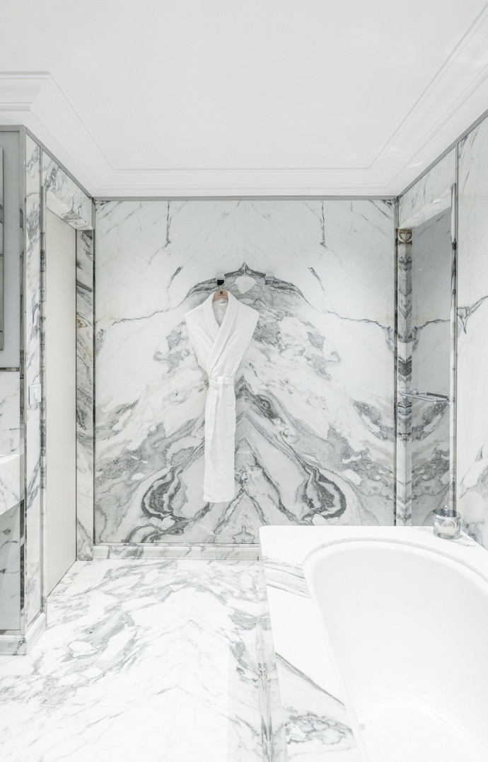 Le marbre reste une constante dans les salles de bain des suites du Bristol.