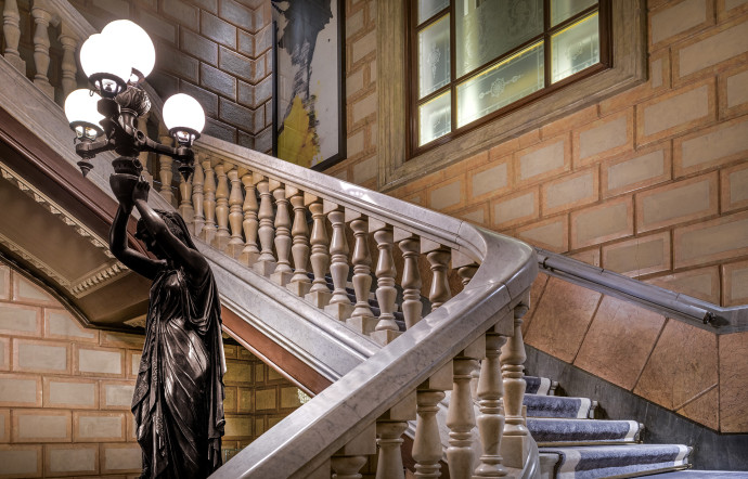 L&rsquo;hôtel s&rsquo;articule autour de son escalier monumental.