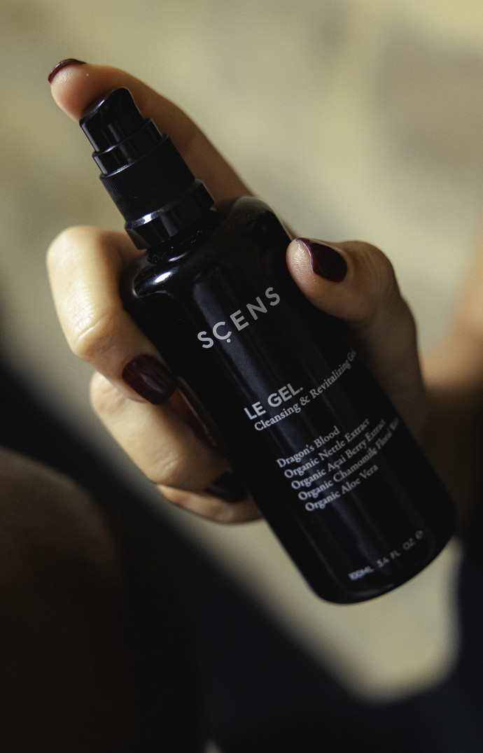 Scent est la marque de cosmétique qui accompagne ce soin masculin.