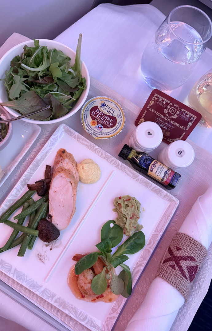 Le repas est servi en trois temps : l&rsquo;apéritif, le plateau principal comprenant le plat et les entrées, puis le dessert. Quatre options de plat sont proposées.