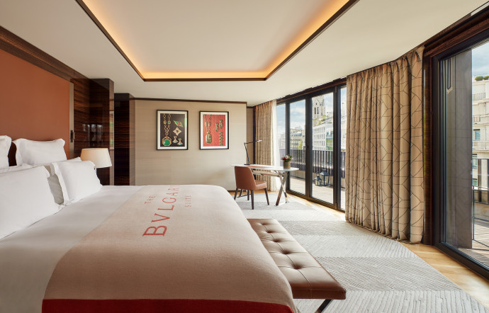 Le souci du détail en chambre reflète l&rsquo;excellence joaillière de la marque.