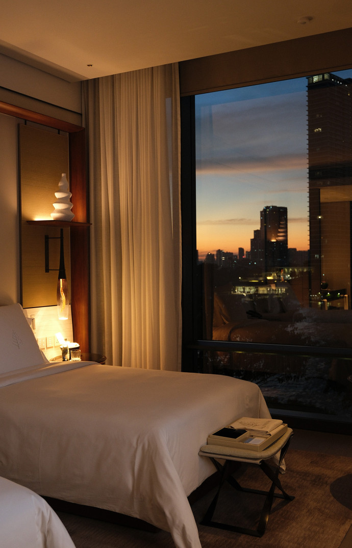 De jour comme de nuit, les chambres avec vue rivière (un must !) offrent un spectacle unique.