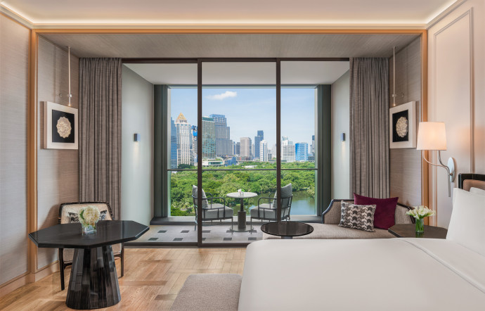 Chaque chambre donne sur la skyline de Bangkok.