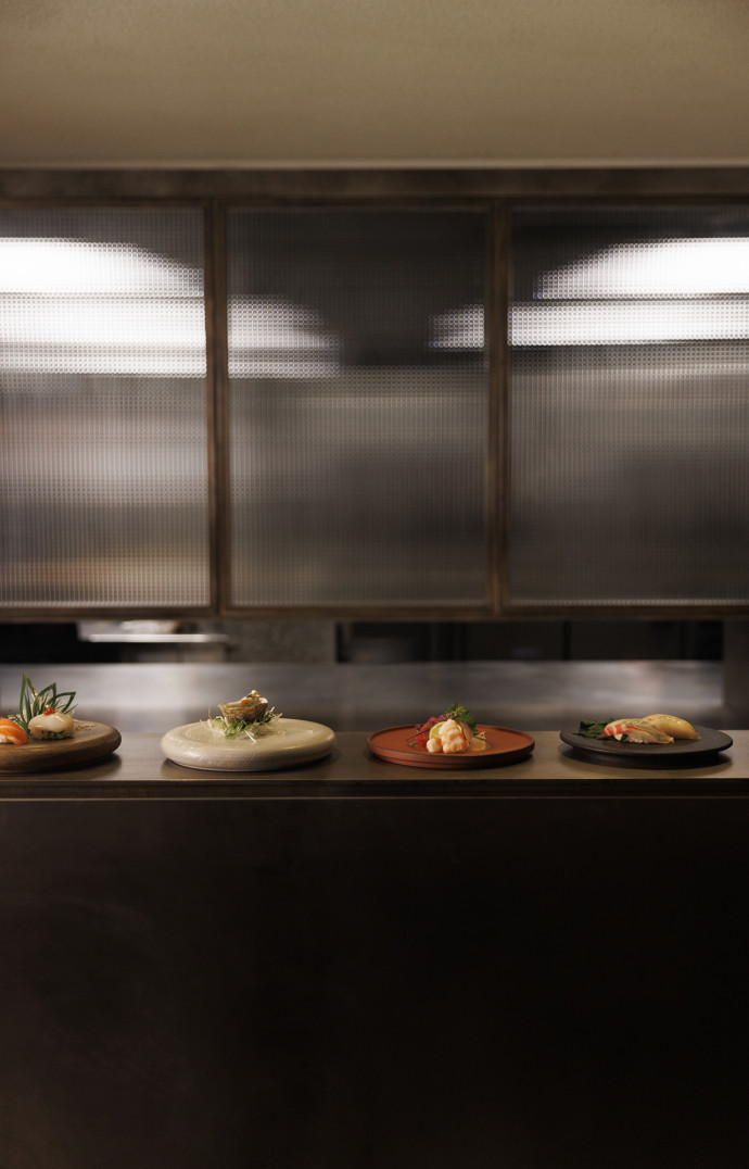 Les bouchées s&rsquo;articulent dans des assiettes et des plats réalisés sur-mesure par le céramiste professeur Kim.