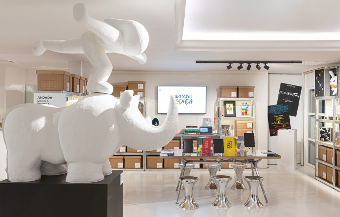 Nourri de plus de quarante ans d’archives visuelles, de designs de montres, de collaborations artistiques et de projets menés au Swatch Art Peace Hotel, AI-DADA illustre la manière dont la marque continue d’explorer les formes de création contemporaines.