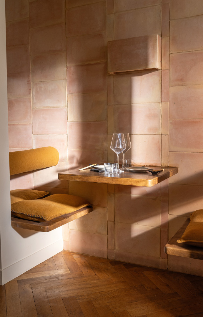 Le restaurant offre, au fond d&rsquo;un petit couloir, une seconde pièce plus intimiste où l&rsquo;on peut dîner sous des alcôves.