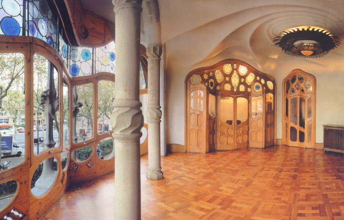 Cette maison, érigée pour Josep Batlló i Casanovas, invite la rêverie tant ses intérieurs sont irréels.