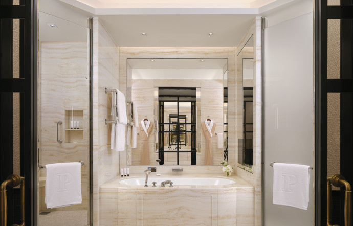 La salle de bains d&rsquo;une chambre en catégorie Premier.