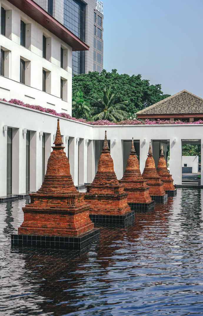 De vaste étendue d&rsquo;eau et de verdure prolonge le sentiment de déconnexion.