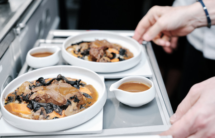 Gros plan sur le bœuf, sauce aux épices, purée de fenouil, carottes et champignons.