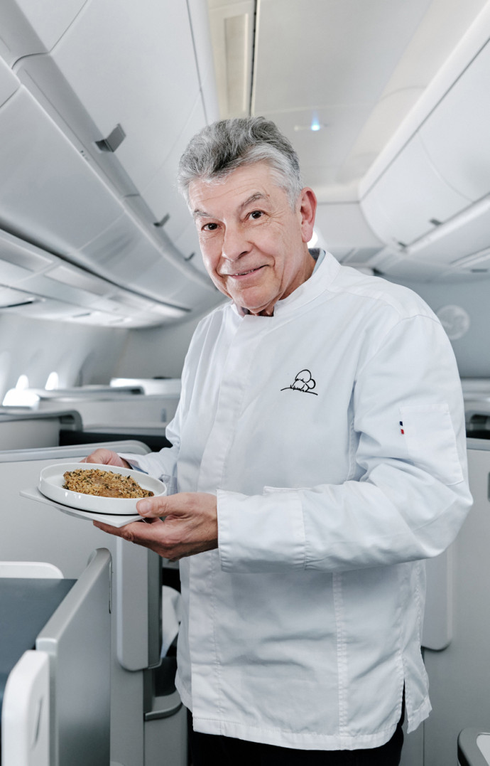 Le chef Marcon sert son gratiné de macaroni aux cèpes.