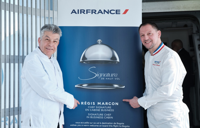 Le chef Régis Marcon et le Corporate Chef chez Servair François Adamski nous accueille dans le vol Paris-Bogota du 4 mars 2026.