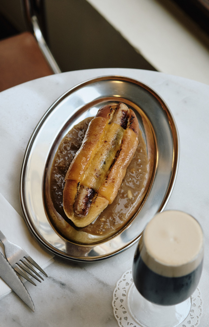 Un hot-dog à l&rsquo;irlandaise servi avec une stout : une Saint-Patrick de qualité pour ceux qui renient un folklore… trop prégnant.